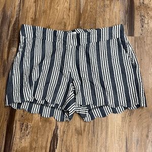 Crown & Ivy scalloped shorts navy blue and white